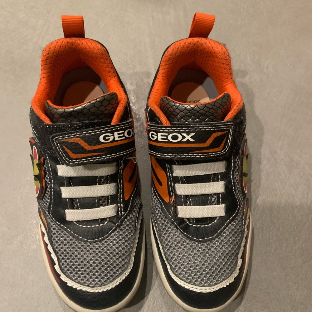 Geox Respira, black and orange leather sneakers, flashing light.